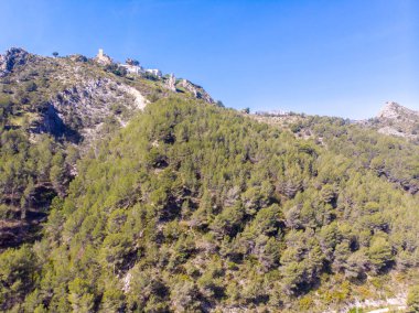 Bir tepenin tepesinde Guadalest Kalesi köyü