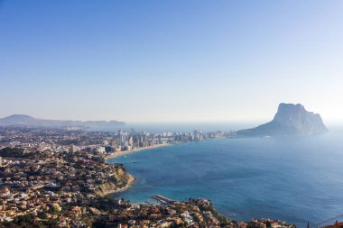 Calpe Körfezi ve Pe n de Ifach Morro de Toix bakış açısından manzarayı