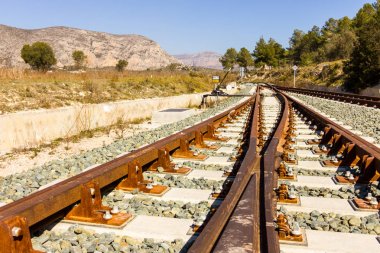 Trafik işaret levhaları, Dağları ve ağaçları ile tren geçiş yolu 