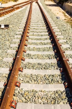 Trafik işaret levhaları, Dağları ve ağaçları ile tren geçiş yolu 