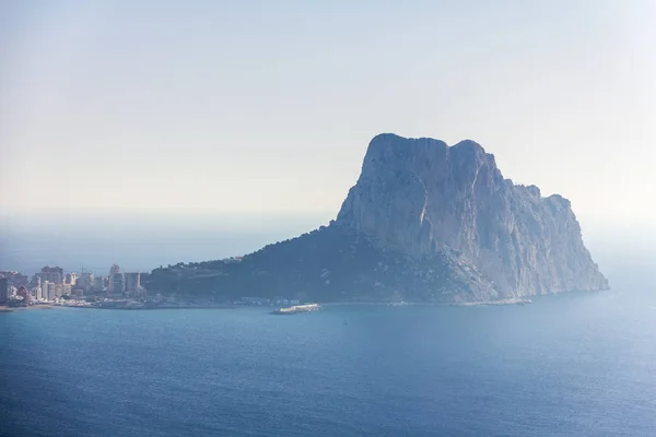 Panoramautsikt över Calpe bukten och de Pe n de Ifach, med tanke på Morro de Toix — Stockfoto