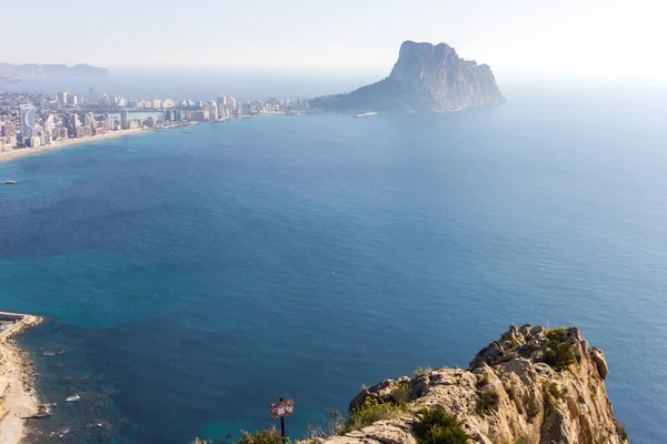 Panoramiczny widok na zatokę Calpe i Pe n de Ifach, z punktu widzenia Morro de Toix — Zdjęcie stockowe