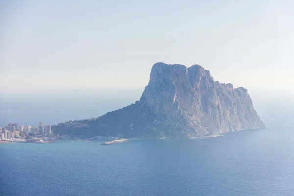 Panoramiczny widok na zatokę Calpe i Pe n de Ifach, z punktu widzenia Morro de Toix — Zdjęcie stockowe