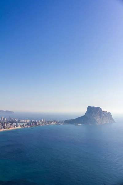 Panoramiczny widok na zatokę Calpe i Pe n de Ifach, z punktu widzenia Morro de Toix — Zdjęcie stockowe