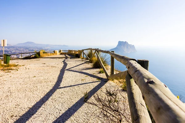 Trilho de madeira em um caminho de montanha, o ponto de vista de Morro de Toi — Fotografia de Stock