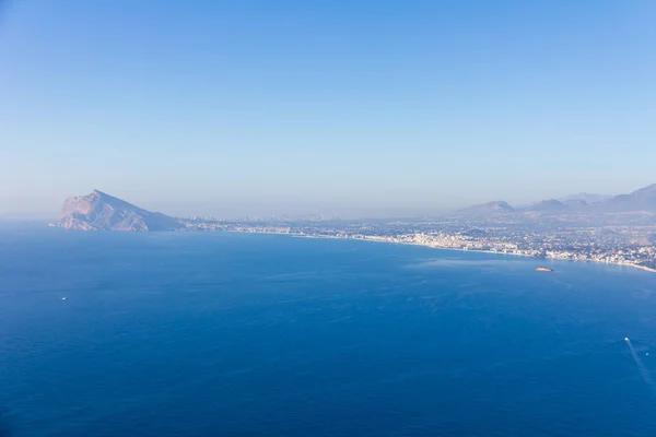 Panoramiczny widok Benidorm, Altea i Serra Gelada z punktu widzenia Morro de Toix w mieście Calpe, Hiszpania — Zdjęcie stockowe