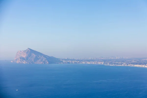 Panoramiczny widok Benidorm, Altea i Serra Gelada z punktu widzenia Morro de Toix w mieście Calpe, Hiszpania — Zdjęcie stockowe