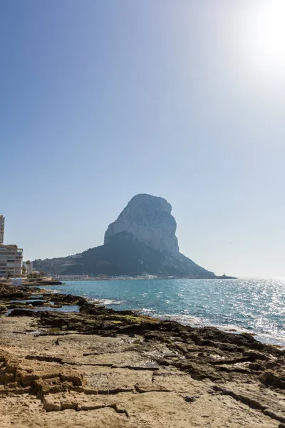 Antiche rovine romane, Banos de la Reina, le Terme della Regina a Calpe spiaggia, Spagna. Il Penone di Ifach montagna è sullo sfondo — Foto Stock