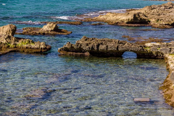 Antigas ruínas romanas, Banos de la Reina, os Banhos da Rainha na praia de Calpe, Espanha — Fotografia de Stock
