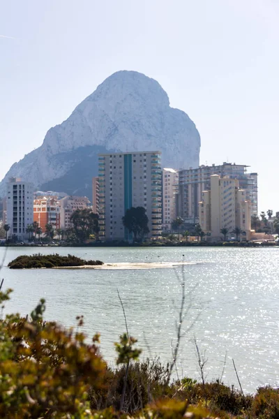 Nature park of Las Salinas lake in Calpe, Spain, with some flamingos. The city and the Penon of Ifach are on the background — Stock Photo, Image