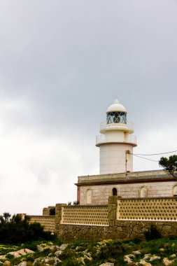 Deniz feneri içinde cape San Antonio, Javea, İspanya, bulutlu bir günde