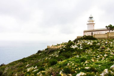 Deniz feneri içinde cape San Antonio, Javea, İspanya, bulutlu bir günde