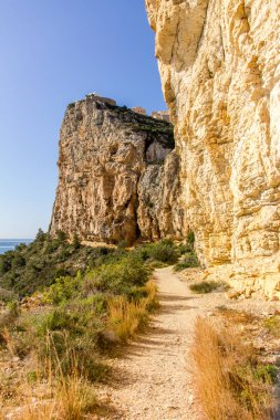 Uçurumdan Moraig cove Beach Benitatxell, Alic deki bir yol