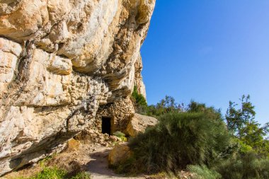 B Moraig Plajı'nda bir kayalığın üzerine kurulmuş evi eski balıkçılar mağara