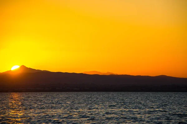Segling vid solnedgången i lagunen ”La Albufera”, i Valencia, Spanien — Stockfoto