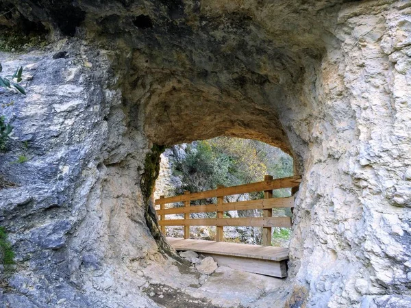 Een pad door een gat in een rotswand, in de Route van zesduizend treden, bij Barranc de l 'Infern, The Hell � � � s Ravine, in Orba en Vall de Laguar, Alicante, Spanje — Stockfoto