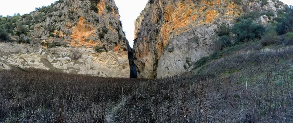 Reservoir van Isbert, een leeg en droog meer, Barranc de l 'Infern, The Hell � � s Ravine, in Orba en Vall de Laguar, Alicante, Spanje — Stockfoto