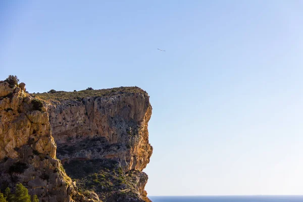 Falésias na praia de Moraig cove em Benitatxell, Alicante, Espanha — Fotografia de Stock