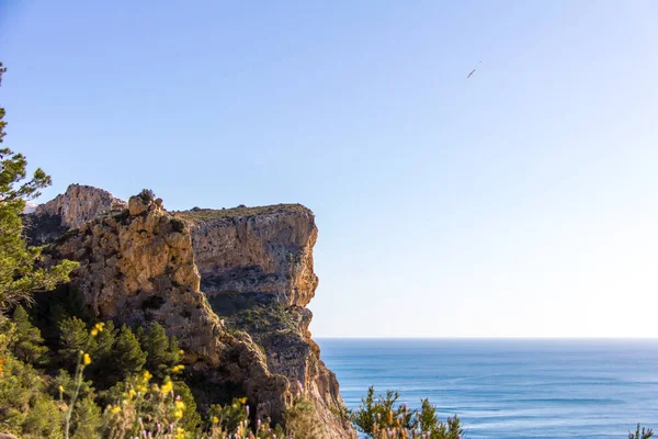 西班牙阿利坎特贝尼塔特塞尔的莫莱格湾海滩的悬崖 — 图库照片