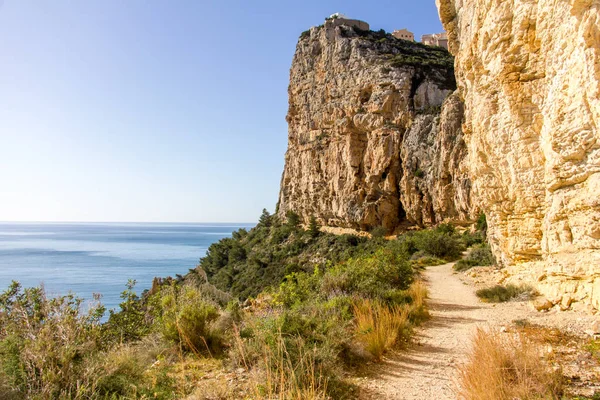 Um caminho através de um penhasco na praia de Moraig cove em Benitatxell, Álcool — Fotografia de Stock