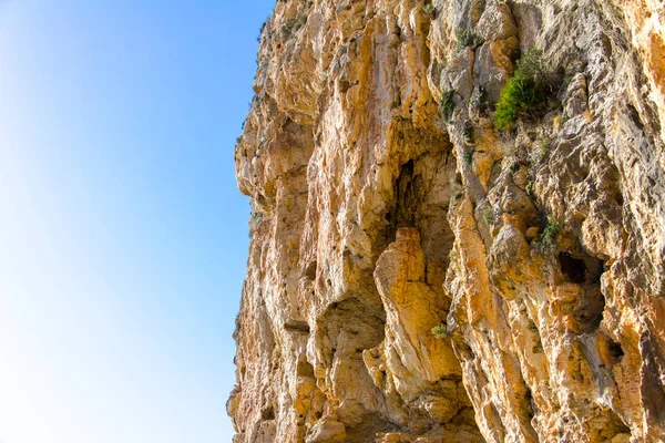 A path through a cliff at Moraig cove beach in Benitatxell, Alic — Stock Photo, Image