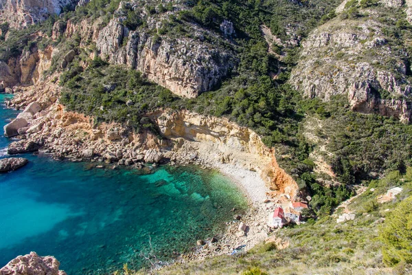 Llevante praia enseada escondida em Benitatxell, Espanha, com algum peixe — Fotografia de Stock
