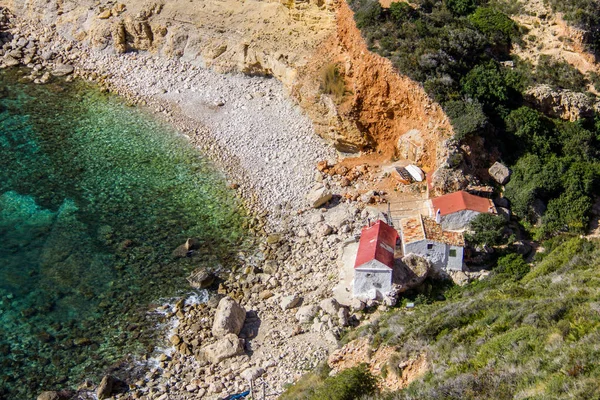 Llevante praia enseada escondida em Benitatxell, Espanha, com algum peixe — Fotografia de Stock