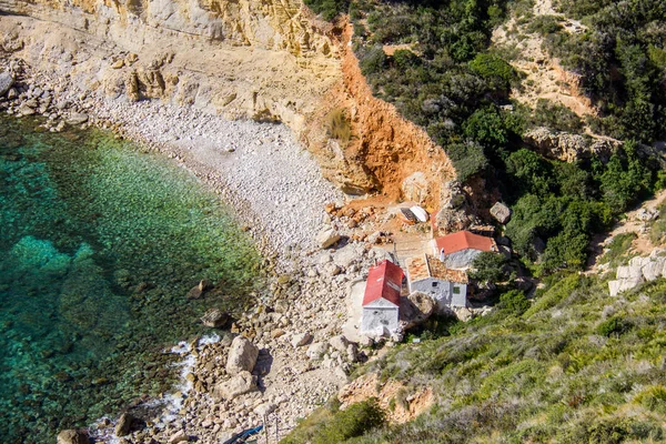 Llevante praia enseada escondida em Benitatxell, Espanha, com algum peixe — Fotografia de Stock