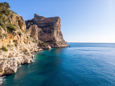 Kayalıklardan Moraig cove beach Benitatxell, Alicante, İspanya