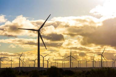 Rüzgar Enerji Santrali günbatımı, İspanya bulutlu bir günde, Rüzgar türbinleri