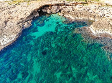 Denia, İspanya, Las Rotas kayalık plaj gün batımında havadan görünümü