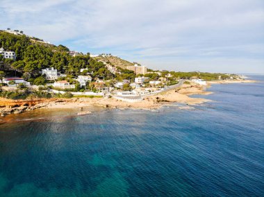 Denia, İspanya, Las Rotas kayalık plaj gün batımında havadan görünümü