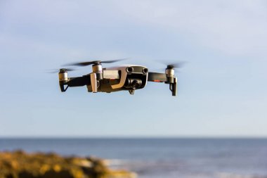 Denia, İspanya plaj üzerinde uçan bir uçak