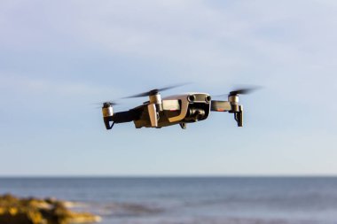 Denia, İspanya plaj üzerinde uçan bir uçak