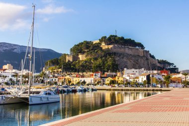 Denia Port Marina gezinti ve kalesinin panoramik manzarası