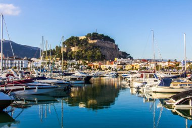 Denia, İspanya - 12 Şubat 2019: Denia Port Marina mesire ve manzarayı Castle