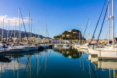 Denia, İspanya - 12 Şubat 2019: Denia Port Marina mesire ve manzarayı Castle