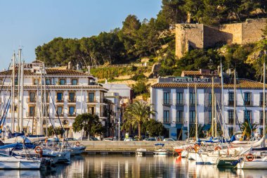 Denia, İspanya - 12 Şubat 2019: Denia Port Marina mesire ve manzarayı Castle