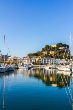 Denia, İspanya - 12 Şubat 2019: Denia Port Marina mesire ve manzarayı Castle