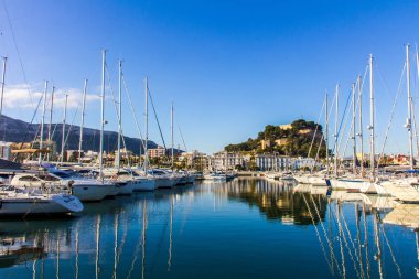 Denia, İspanya - 12 Şubat 2019: Denia Port Marina mesire ve manzarayı Castle