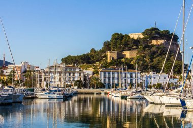 Denia Port Marina gezinti ve kalesinin panoramik manzarası