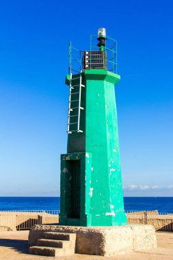 Denia, İspanya yeşil bir deniz feneri. Mavi gökyüzünün arka planda var