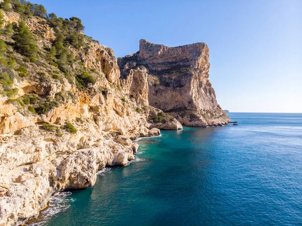 Falésias na praia de Moraig cove em Benitatxell, Alicante, Espanha — Fotografia de Stock