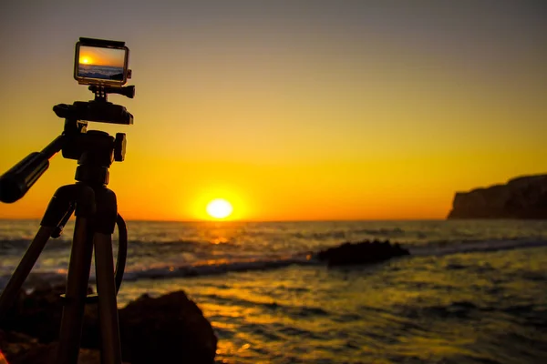 Cámara de acción capturando un amanecer en la playa "Las Rotas" en Denia, España — Foto de Stock