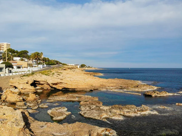 Veduta aerea della spiaggia rocciosa di Las Rotas a Denia, Spagna al tramonto — Foto Stock