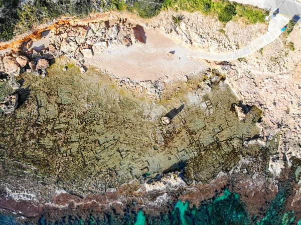 Vedere aeriană a plajei stâncoase Las Rotas din Denia, Spania la apus de soare — Fotografie, imagine de stoc