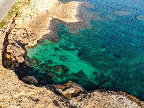 Vedere aeriană a plajei stâncoase Las Rotas din Denia, Spania la apus de soare — Fotografie, imagine de stoc