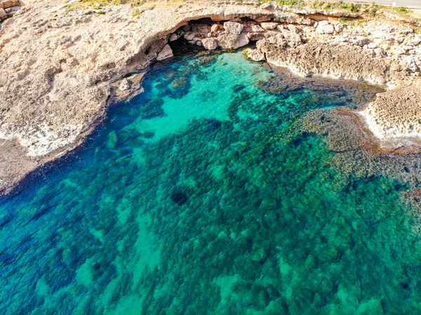 Vedere aeriană a plajei stâncoase Las Rotas din Denia, Spania la apus de soare — Fotografie, imagine de stoc