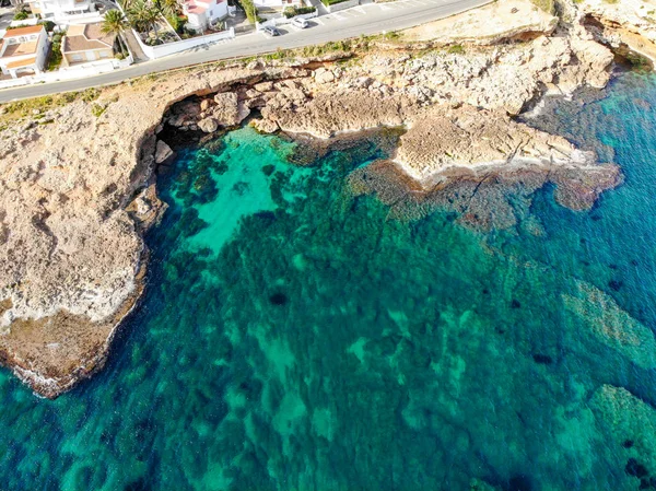 Vista aérea de la playa rocosa de Las Rotas en Denia, España al atardecer — Foto de Stock