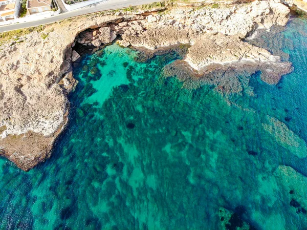 Denia, İspanya, Las Rotas kayalık plaj gün batımında havadan görünümü